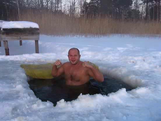 Fedor Emilianenko bañandose en la nieve